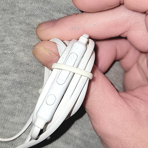 Android Earbuds - Picture 3 of 7